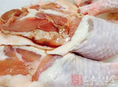 雞肉200克，雞蛋一個，面粉50克