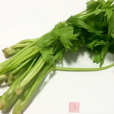 雞翅中約10個,魔芋絲1盒,臘腸2根,芹菜2根 雞翅中約10個,魔芋絲1盒,臘腸2根,芹菜2根