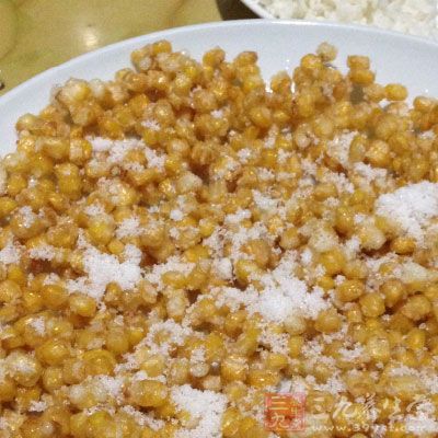 點綴上泡辣椒和玉米粒