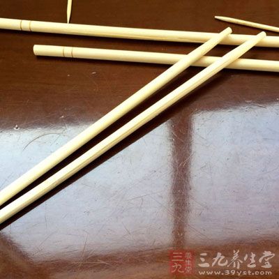 大概25分鐘的時候，取出容器，用筷子把鍋裡的材料攪拌均勻