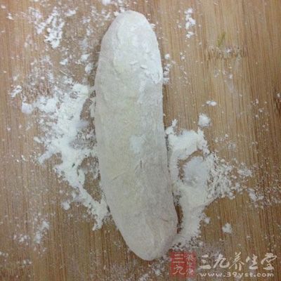擀面棍將面團擀成長方形