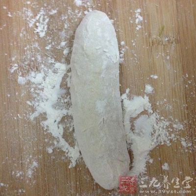然後將包好的面團擀長 然後將包好的面團擀長