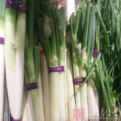 青蔥2支,中筋面粉,酵母,鹽,油少量 青蔥2支,中筋面粉,酵母,鹽,油少量