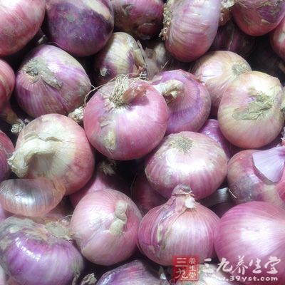 將洋蔥、蒜頭分別洗淨
