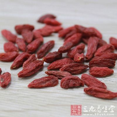 首烏15克，枸杞子5克，紅棗4顆