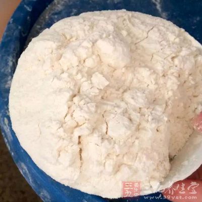 趁熱加入滿滿一勺面粉 趁熱加入滿滿一勺面粉