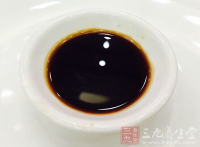 嫩雞一只兩斤半左右,老抽一湯匙 嫩雞一只兩斤半左右,老抽一湯匙