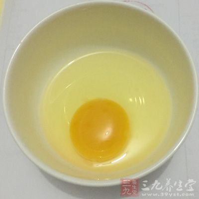 取一個大碗，把雞蛋全蛋打散