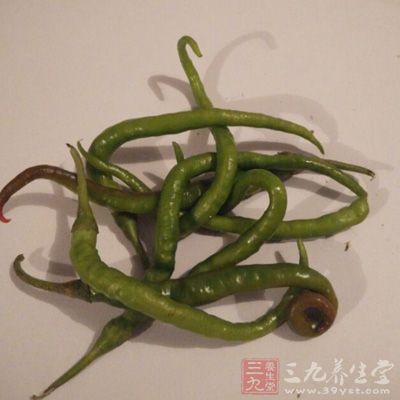 綠茄子一個，綠尖椒一根，鹽，蒜片，豆瓣醬，甜面醬，糖