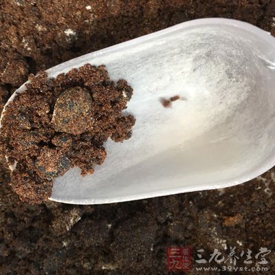 低筋面粉180克,雞蛋250克,紅糖180克 低筋面粉180克,雞蛋250克,紅糖180克