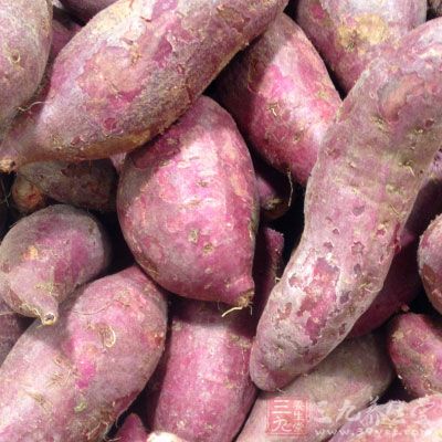 將紅薯去皮後洗淨,切成薄厚適中的片 將紅薯去皮後洗淨,切成薄厚適中的片