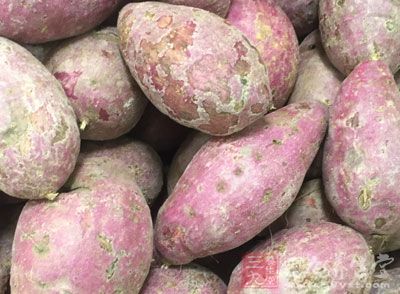 紅薯一個,鹽適量,橄榄油適量 紅薯一個,鹽適量,橄榄油適量