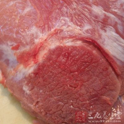 將豬肉剁成泥後與冬菜一同盛入碗內