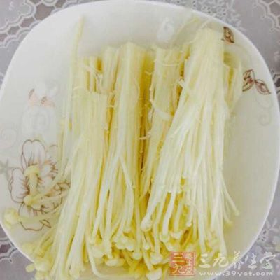 用剩下的湯汁，煮洗好的蝦，香菇，油菜，金針菇，牛羊肉片等