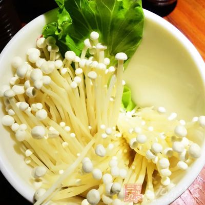 鮮蝦2尾，透抽60公克，蛤蜊4顆，魚板1片，金針菇10公克