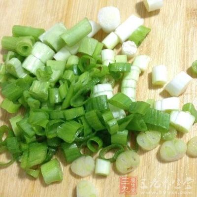 面條,蔥花,辣椒面,油適量,鹽,雞精,醬油,食醋 面條,蔥花,辣椒面,油適量,鹽,雞精,醬油,食醋