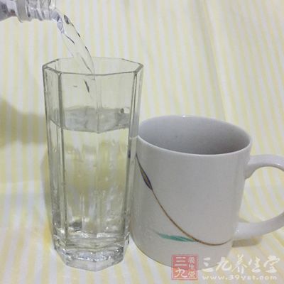 高筋面粉180g、水95g、干酵母3g