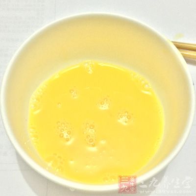 先來打發蛋白，用電動打蛋器打發，分三次加入砂糖，加入白醋少許