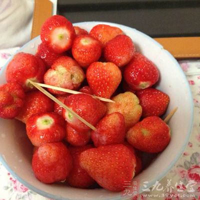 淡奶油少許，草莓粒少許