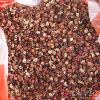 烏骨雞1只,鹽1包,茄苳葉1把,花椒粒1大匙,檸檬1個 烏骨雞1只,鹽1包,茄苳葉1把,花椒粒1大匙,檸檬1個