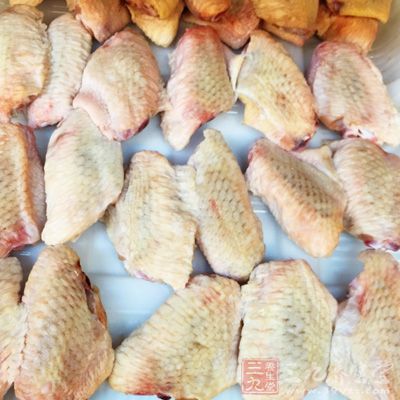 雞翅，料酒，醬油，鹽少許，油，烤肉醬，黑胡椒粉，熟芝麻幾粒