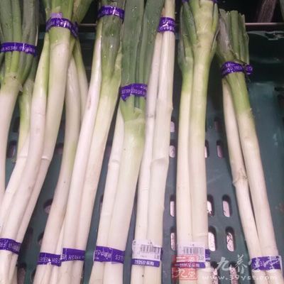 小母雞一只，泡發香菇1把，蔥2根，姜1小塊，鹽1-2大匙