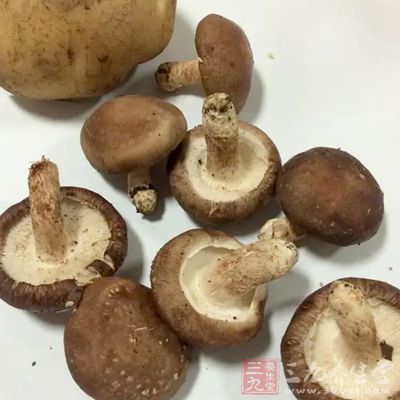 雞1只，花菇10朵，生姜，蔥，料酒，鹽