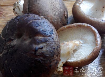 整雞1只，香菇若干，紅棗6個，枸杞10粒，姜片3片，鹽少許