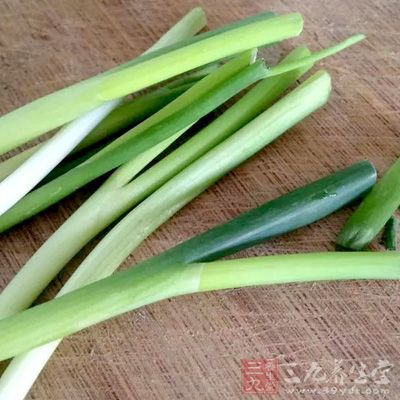 雞一只,栗子500克,蔥,姜,鹽,生抽,料酒 雞一只,栗子500克,蔥,姜,鹽,生抽,料酒
