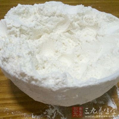 3-4個雞蛋，少量面粉，1包牛奶(盒裝牛奶也行)，糖，油 ，鹽