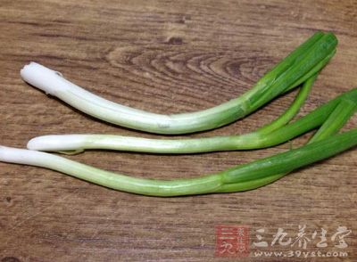 雞肉500克(雞腿、雞翅最佳),蔥,姜,蒜 雞肉500克(雞腿、雞翅最佳),蔥,姜,蒜