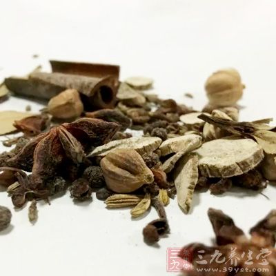 土雞1只,八角3粒,草果3個,小蔥1根,醬油,清水,料酒,鹽 味精 土雞1只,八角3粒,草果3個,小蔥1根,醬油,清水,料酒,鹽 味精