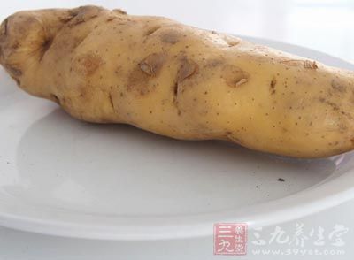 五花肉，土豆適量，胡椒粉，醬油，鹽，剁椒，糖