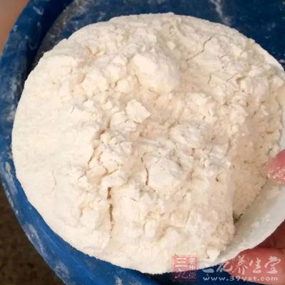 面粉約2斤，香豆子粉，花椒約一兩，發酵粉，適量動物油脂小半碗