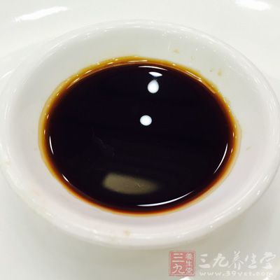 倒入10克醬油
