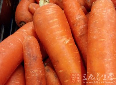 豬裡脊肉250克，蒜苔50克，胡蘿卜50克