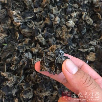豬裡脊肉適量，黑木耳適量，雞蛋1個