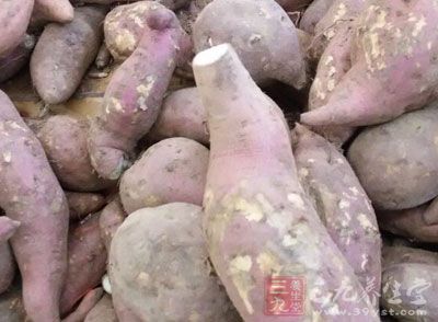 根據原料質地決定是否掛糊，如地瓜、土豆、山藥等原料
