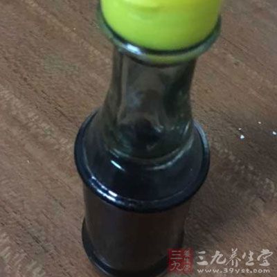 為了便於清洗餐具，出鍋前盤子上最好抹一點香油，以防沾上糖液