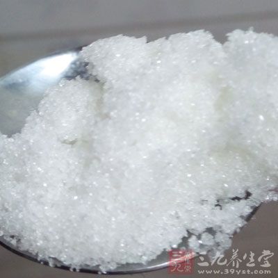 往鍋裡加入4小碗水燒開，加入上面的涼粉糊繼續燒開