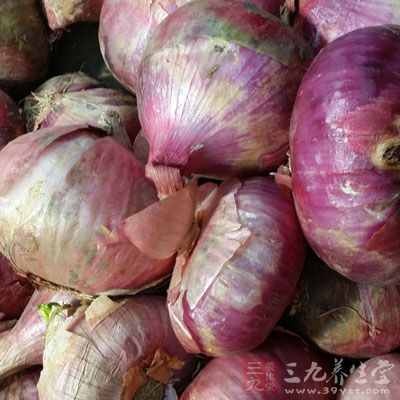 泡菜1袋，鮮香菇4朵，洋蔥1個，韭菜1把，面粉300克，鹽，雞精