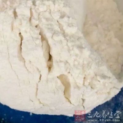 面粉2杯，豆渣一小團，西蘭花一顆，鹵牛肉一小塊，蔥一把，鹽適量，油適量