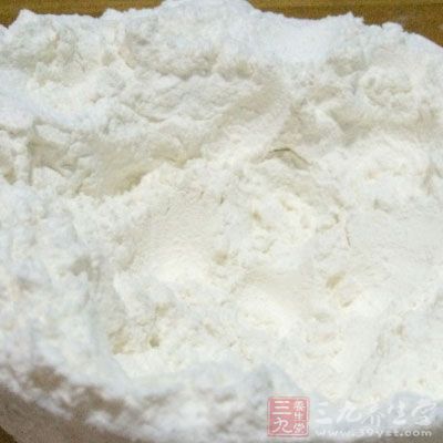 在抹好香油的面劑子上灑一點干面粉