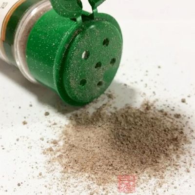 雞胸肉、黑胡椒粉、鹽少許 雞胸肉、黑胡椒粉、鹽少許