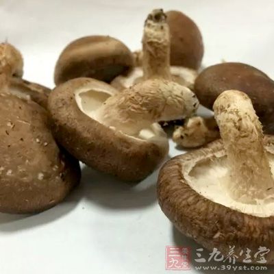雞胸肉1條,香菇5-6朵,青椒1個,紅椒1個 雞胸肉1條,香菇5-6朵,青椒1個,紅椒1個