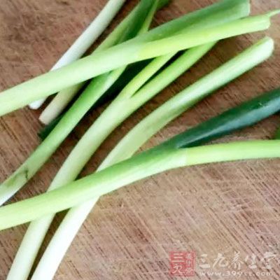 豬肉餡500克,荠菜400克,大蔥2根,鹽,生抽,香油,姜末適量 豬肉餡500克,荠菜400克,大蔥2根,鹽,生抽,香油,姜末適量