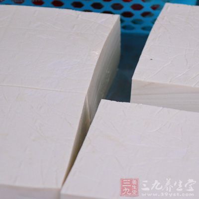 鹵水豆腐、玉米面、小蘇打、水各適量 鹵水豆腐、玉米面、小蘇打、水各適量