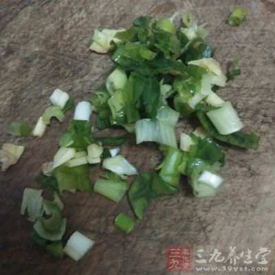 腌牛肉400克、蔥頭粒50克，雞蛋液50克