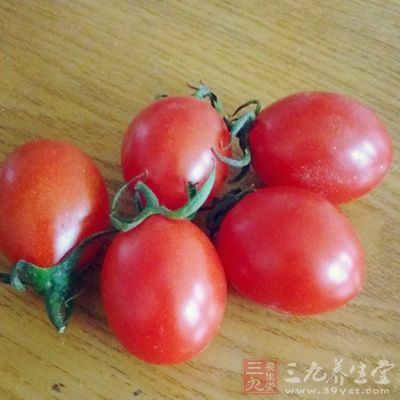 材料:小番茄、糖 材料:小番茄、糖
