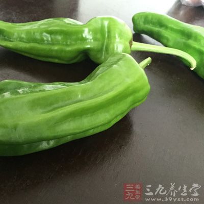 豬肉片8片,小香腸3個,熱狗2條,青椒少許 豬肉片8片,小香腸3個,熱狗2條,青椒少許